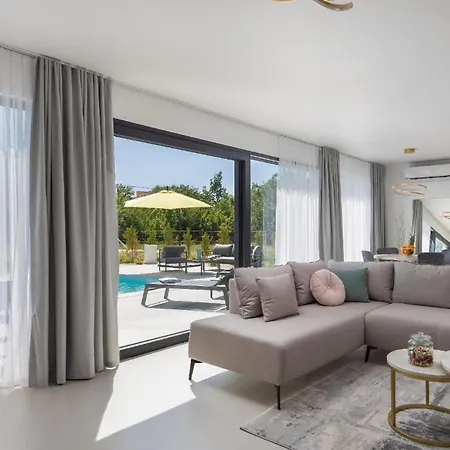 Ferienhaus Mit Privatpool Fur 8 Personen Ca 180 Qm In Oklaj, Dalmatien Dalmatinisches Hinterland