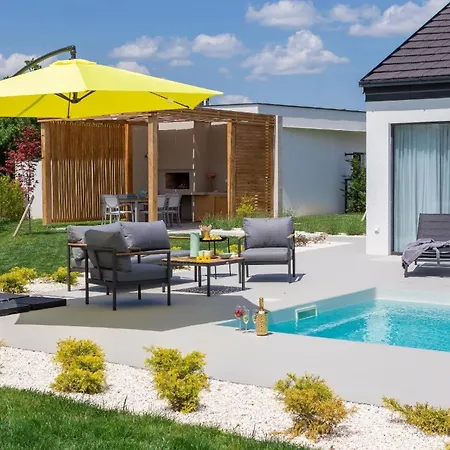 Ferienhaus Mit Privatpool Fur 8 Personen Ca 180 Qm In Oklaj, Dalmatien Dalmatinisches Hinterland Oklaj