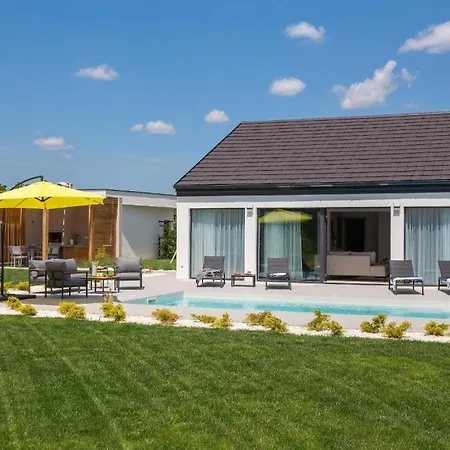 Ferienhaus Mit Privatpool Fur 8 Personen Ca 180 Qm In Oklaj, Dalmatien Dalmatinisches Hinterland Oklaj